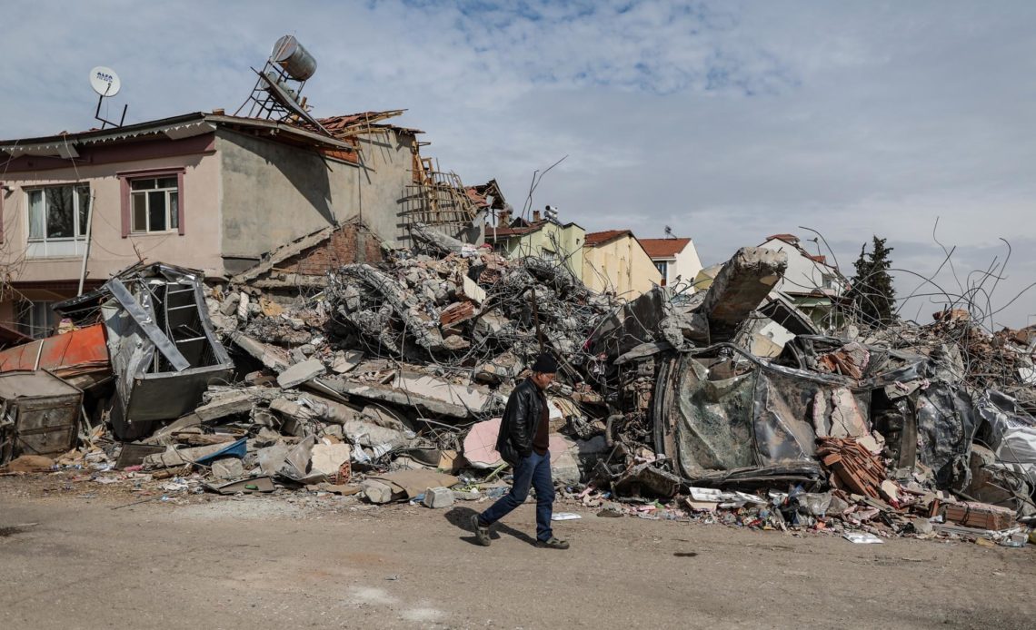 EE.UU. ofrece 100 millones de dólares más de ayuda para los terremotos en Turquía y Siria