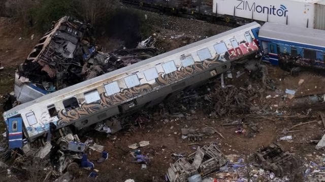 Detenido el jefe de la estación tras el choque de trenes en Grecia, que deja ya 40 muertos