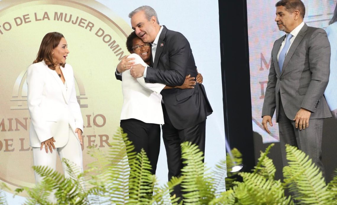 Presidente Abinader impone Medalla al Mérito a 14 mujeres por su destacada trayectoria