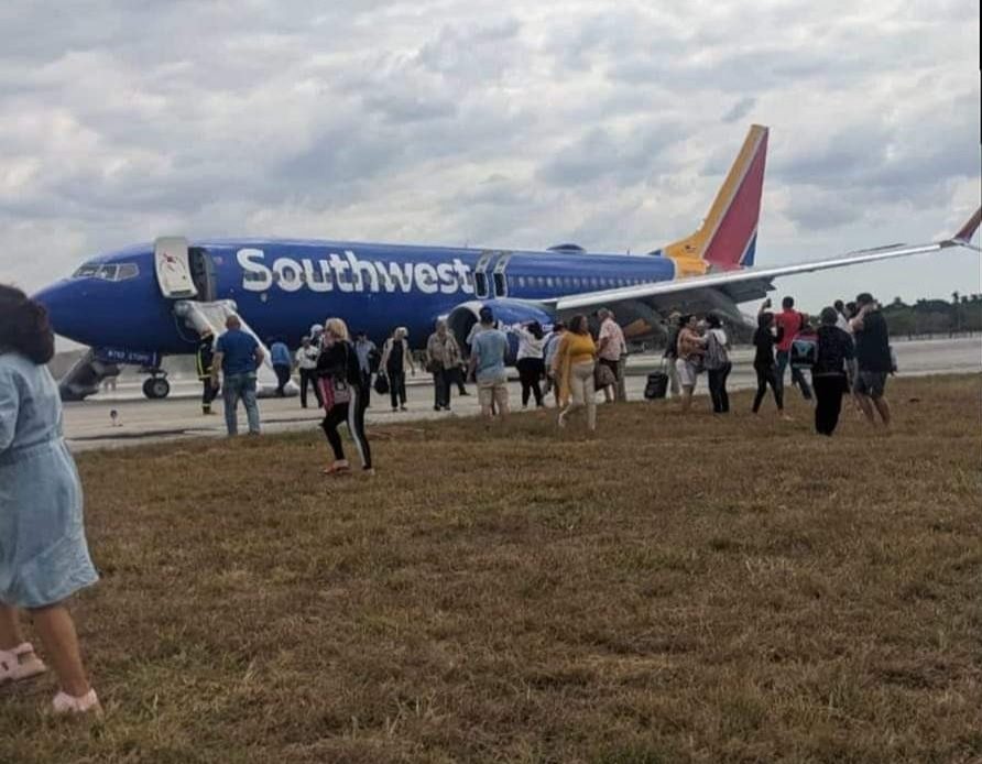 Avión que despegó desde La Habana hacia Florida aterrizó de emergencia tras incendio de motor