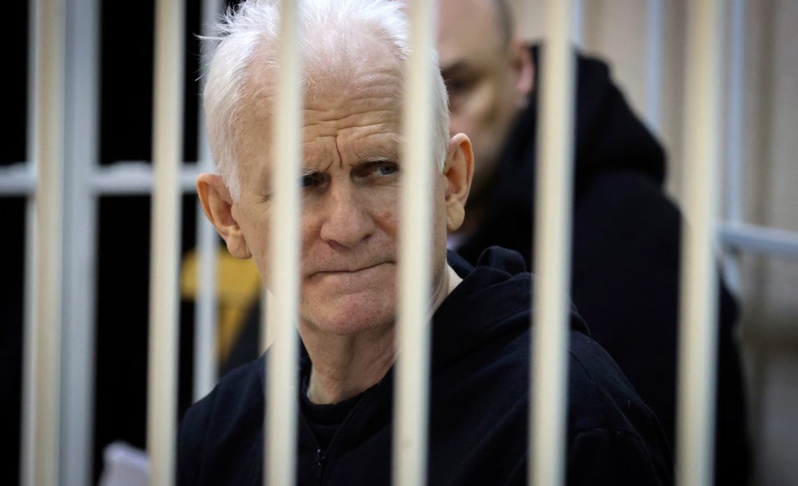 Bielorrusia sentencia a Nobel Bialiatski a 10 años de cárcel