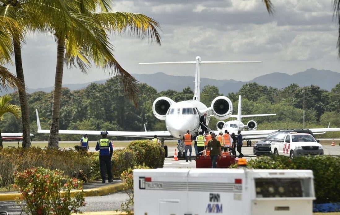 Ex presidente Danilo Medina regresa al país en vuelo privado