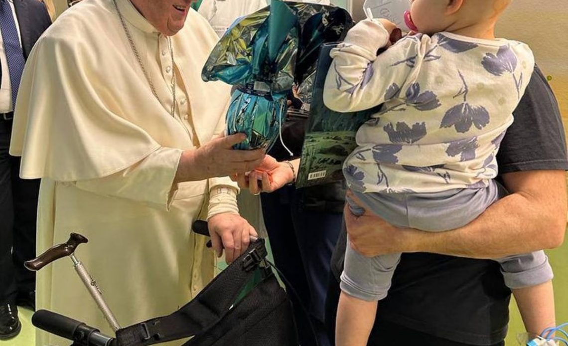 Papa Francisco bautizó a un bebé ingresado en el mismo hospital donde él se encuentra