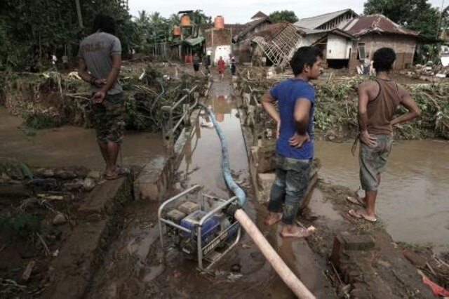 Se elevan a 30 los muertos por deslizamiento de tierra en Indonesia