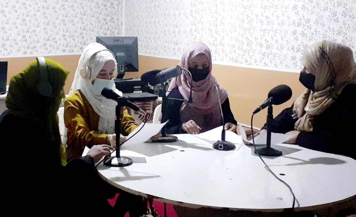 Talibanes clausuran una radioemisora manejada por mujeres