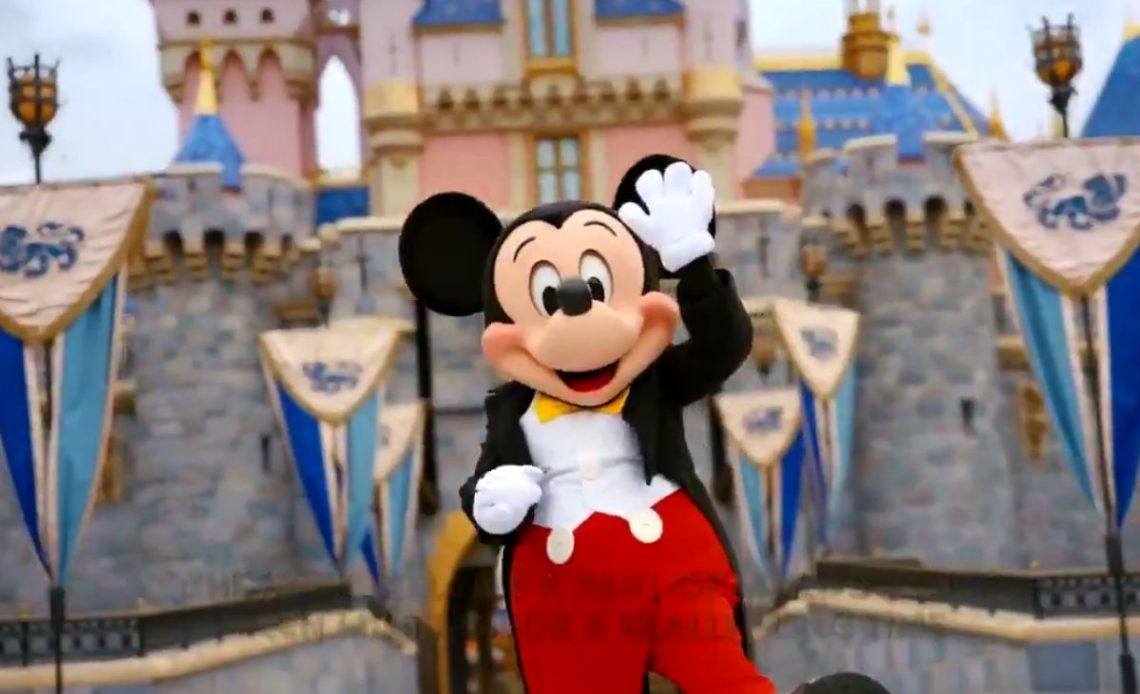 Cae empleado de Disney por grabar más de 500 videos bajo faldas de clientas