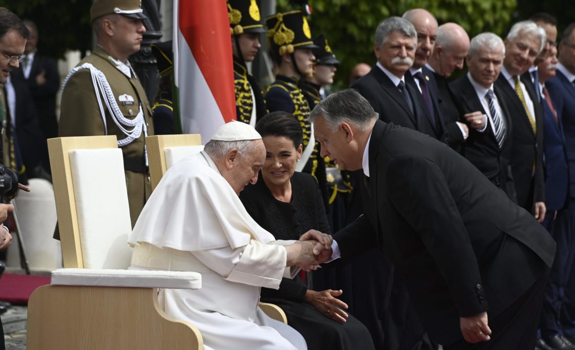 El papa desde Hungría: ¿Dónde están los esfuerzos para la paz en Ucrania?