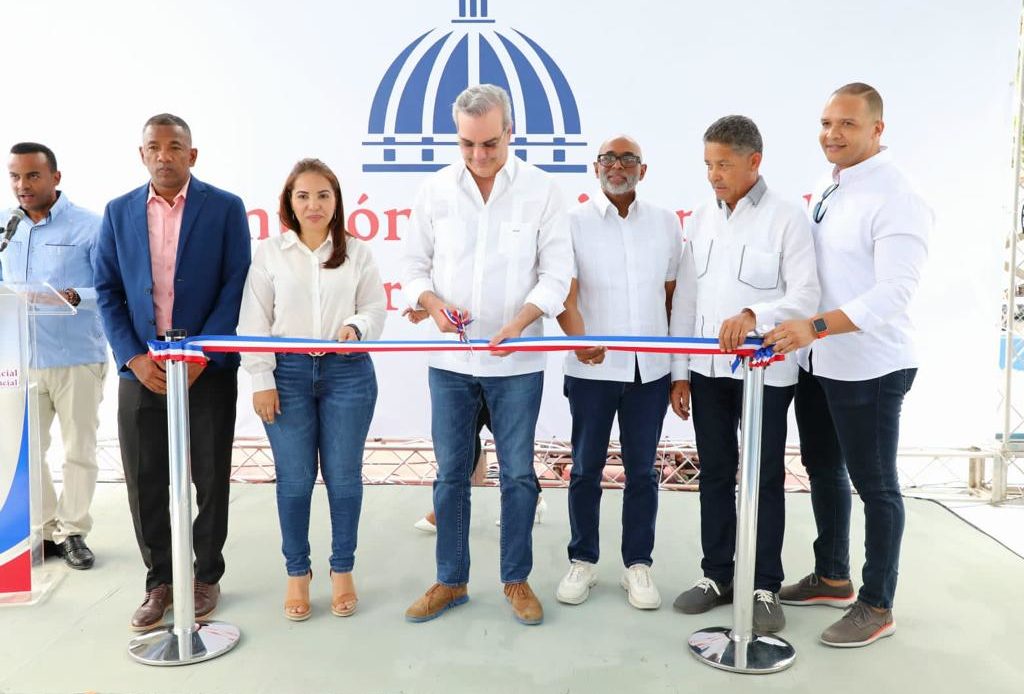 Abinader entrega reconstrucción de dos polideportivos y cancha de baloncesto en La Romana y La Altagracia