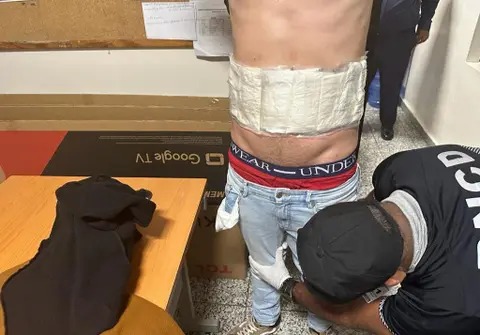 Detienen un hombre con una faja llena de bolsitas de cocaína en el Aila