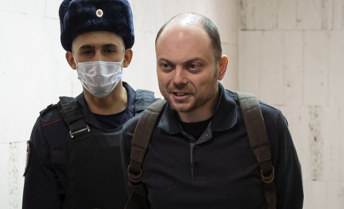 Opositor ruso es condenado a 25 años de prisión