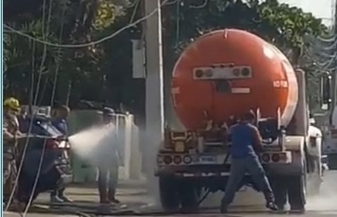 Video: Bomberos controlan fuga de gas expulsado por camión de combustible en Santiago
