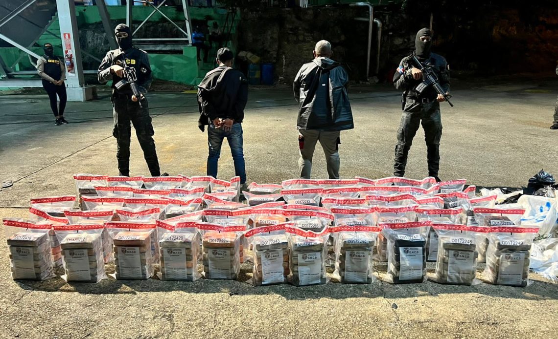 DNC intercepta lancha en alta mar con 324 paquetes de presunta cocaína; arrestan dos