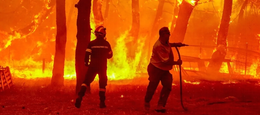 Evacuan a cientos por incendio forestal en oeste de España