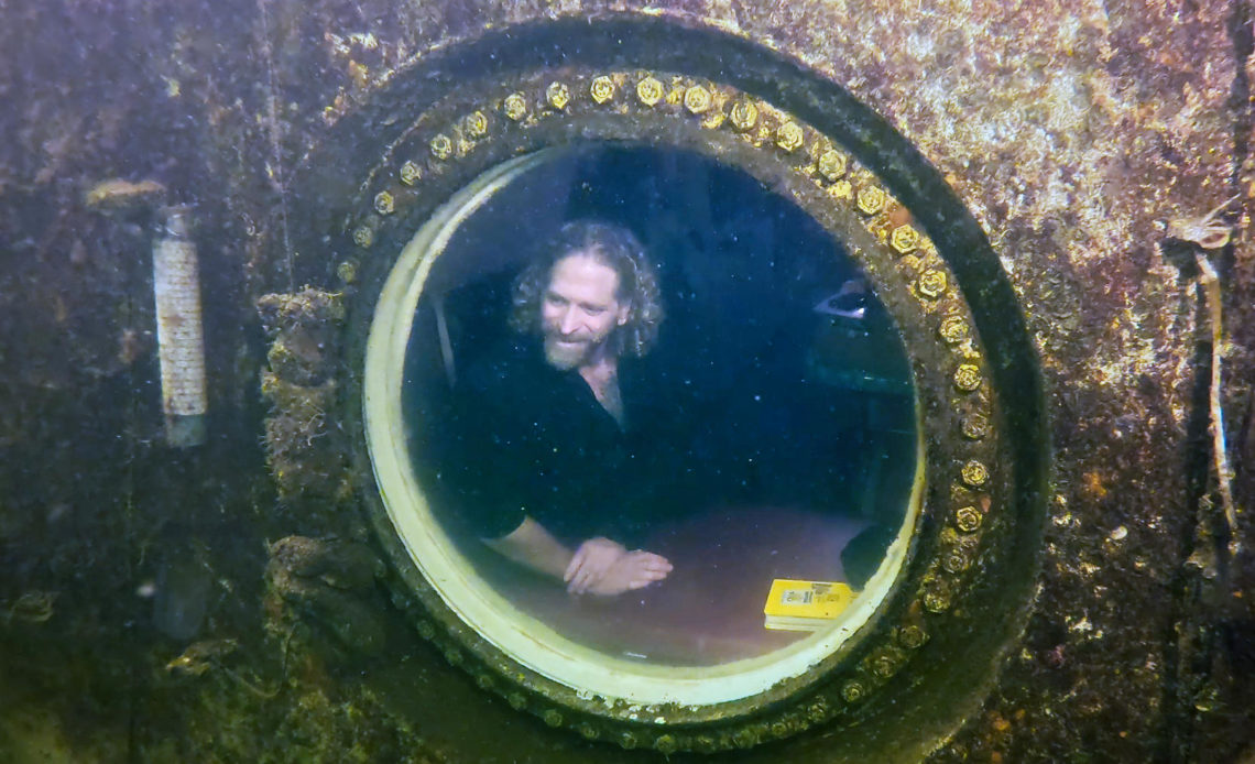 Profesor de EE.UU. bate récord mundial al vivir 74 días en un refugio submarino