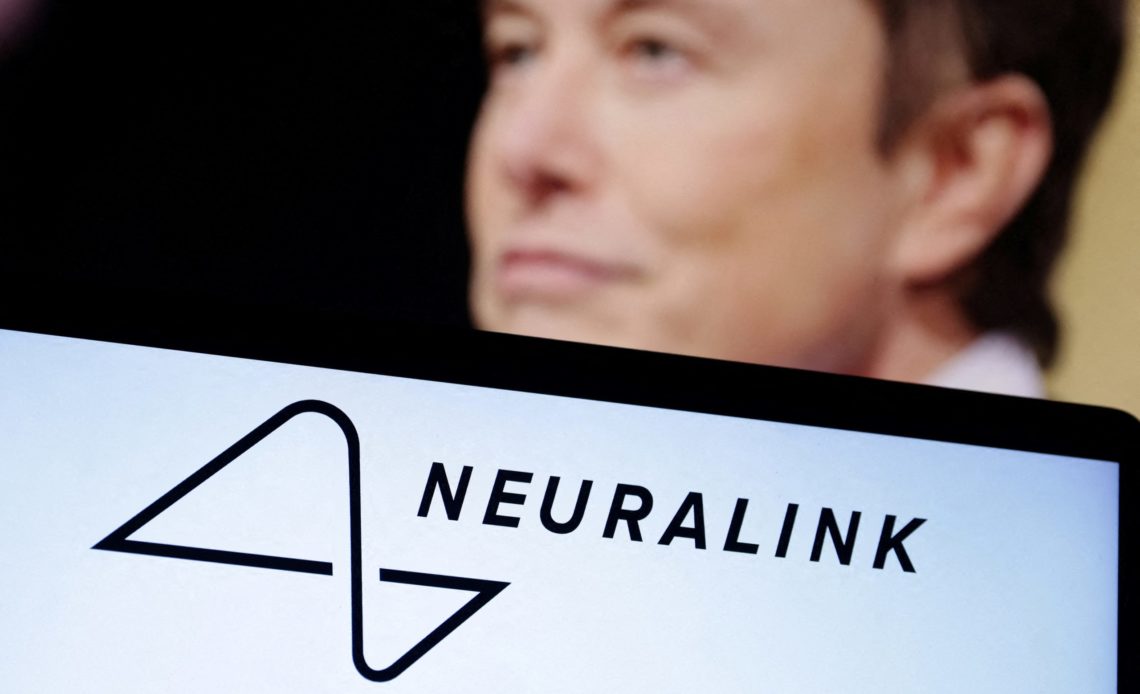Neuralink informa que fue autorizada a ensayar implantes cerebrales en humanos