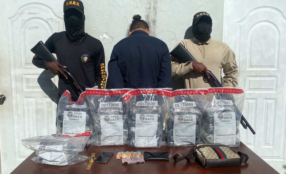 Ocupan en Barahona 32 paquetes presumiblemente de cocaína encaletados en jeepeta; arrestan conductor