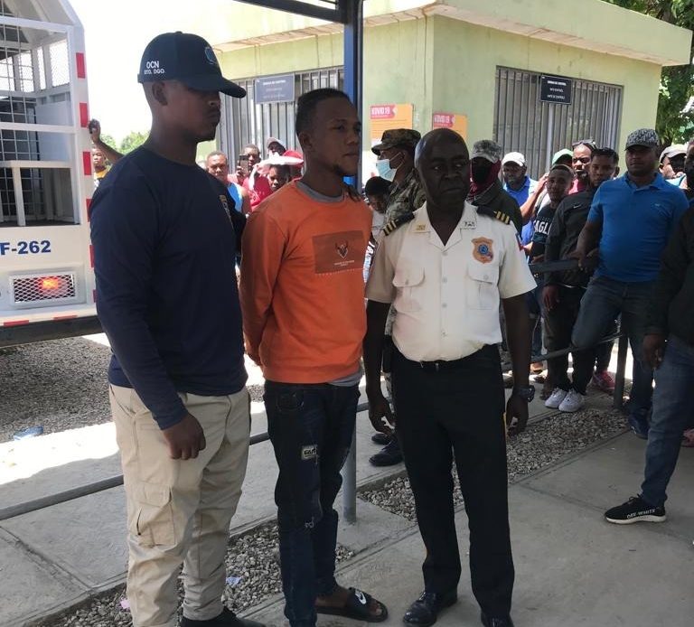 Migración apresa pandillero haitiano y lo entrega a las autoridades de su país