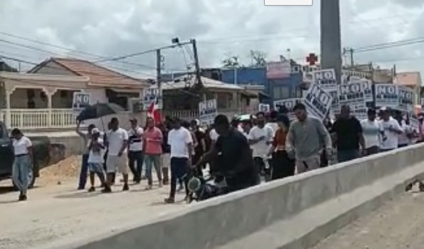 Video: Moradores de San Isidro protestan por construcción de muro que interrumpe paso peatonal