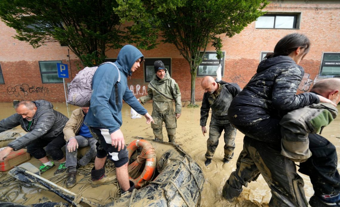 Rescatistas tratan de llegar a localidades italianas aisladas por las inundaciones