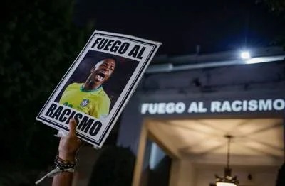 Brasileños protestan ante consulado español por expresiones racistas contra Vinícius
