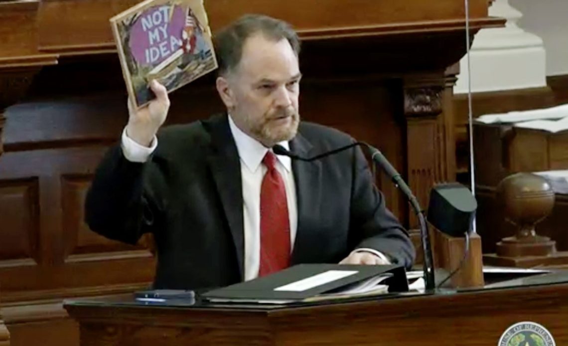 Legisladores de Texas amplían normas para prohibir libros de escuelas por contenido sexual
