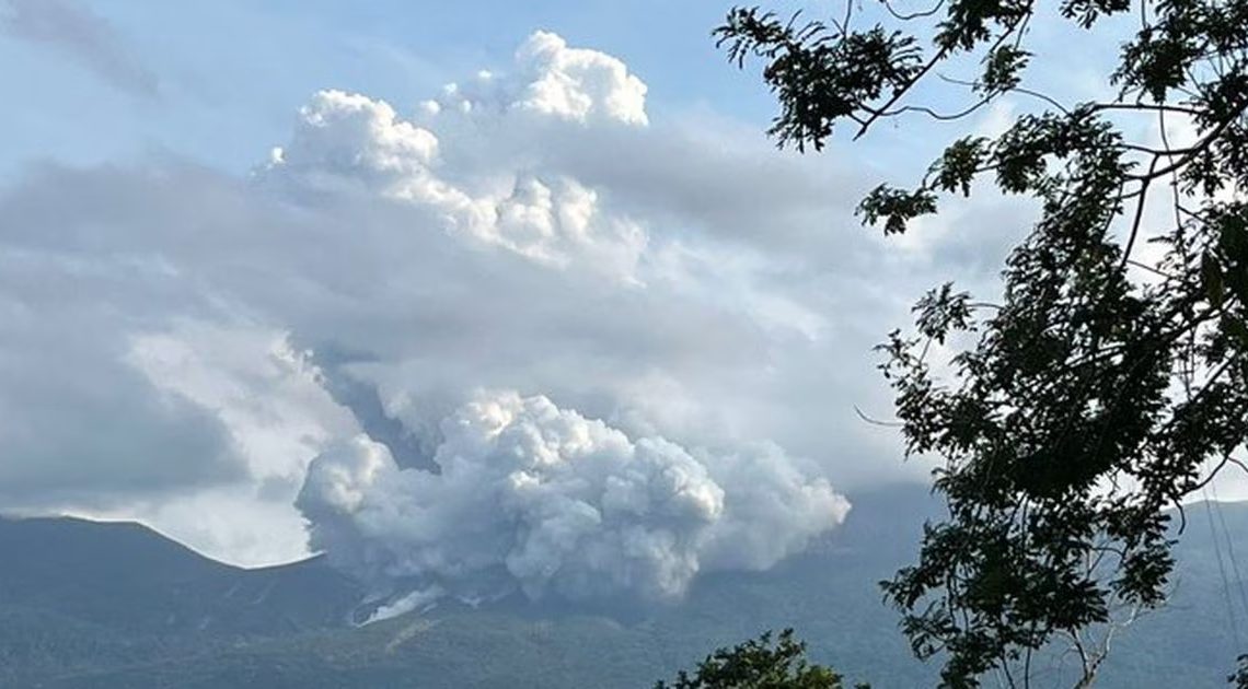 Volcán en Costa Rica hace erupción con columna de ceniza y gases de 3.000 metros de altura
