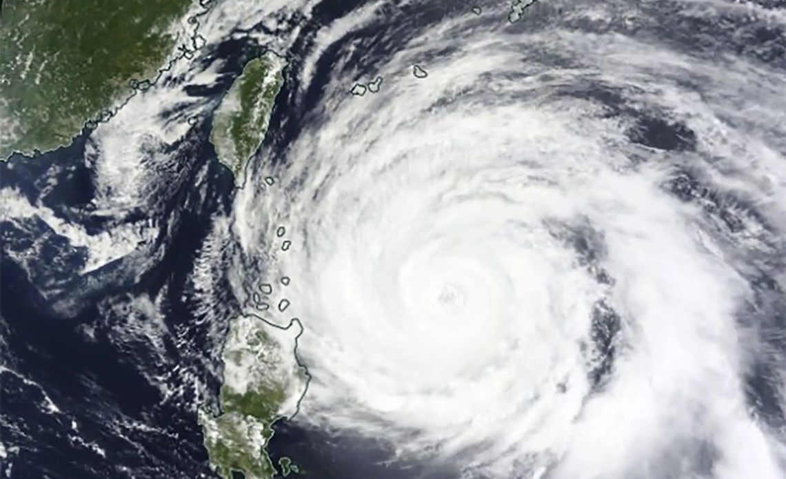 Miles de evacuados en Filipinas antes de la llegada del tifón Mawar