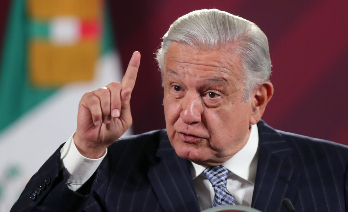 López Obrador niega una "situación crítica" por la covid-19 en México