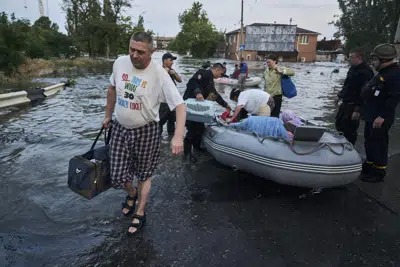 Las inundaciones se extienden por el sur de Ucrania tras el derrumbe de la represa