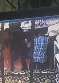 Video: Presuntos delincuentes hieren y despojan de un arma a un hombre en La Puya
