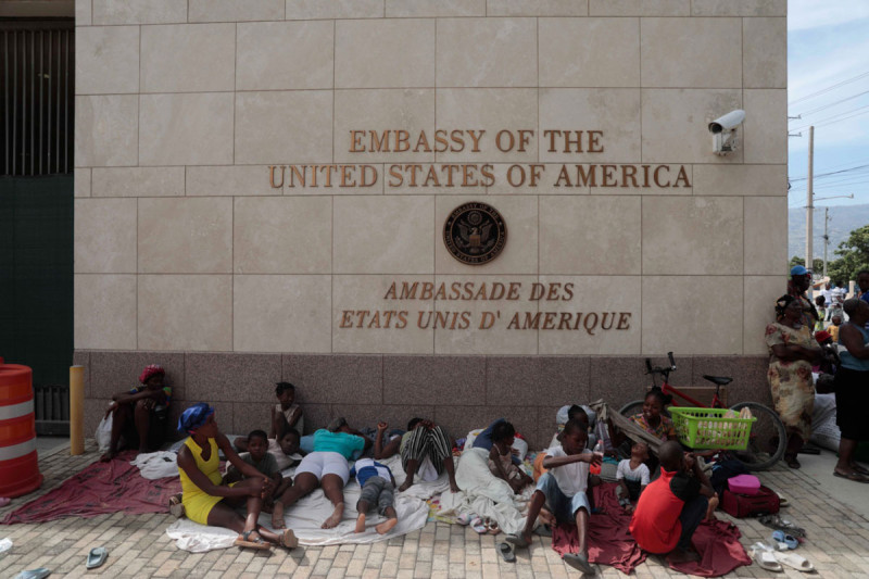 Decenas de haitianos buscaban refugio en Embajada de EE.UU.; fueron dispersados