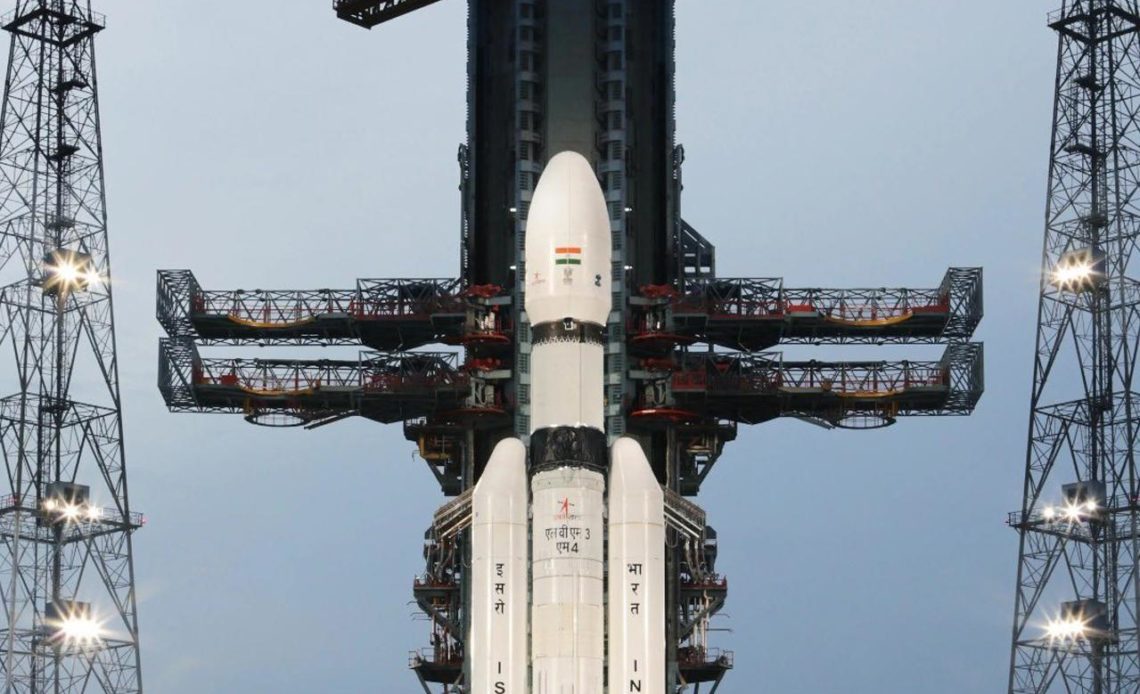 La India lanza con éxito su segundo intento por llegar al inexplorado polo sur de la Luna