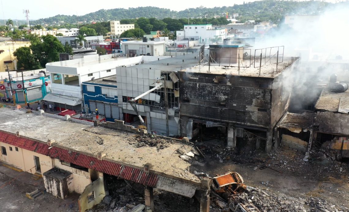 Unos 72 técnicos de Edesur trabajan 24 horas en zona de explosión y centros médicos en San Cristóbal