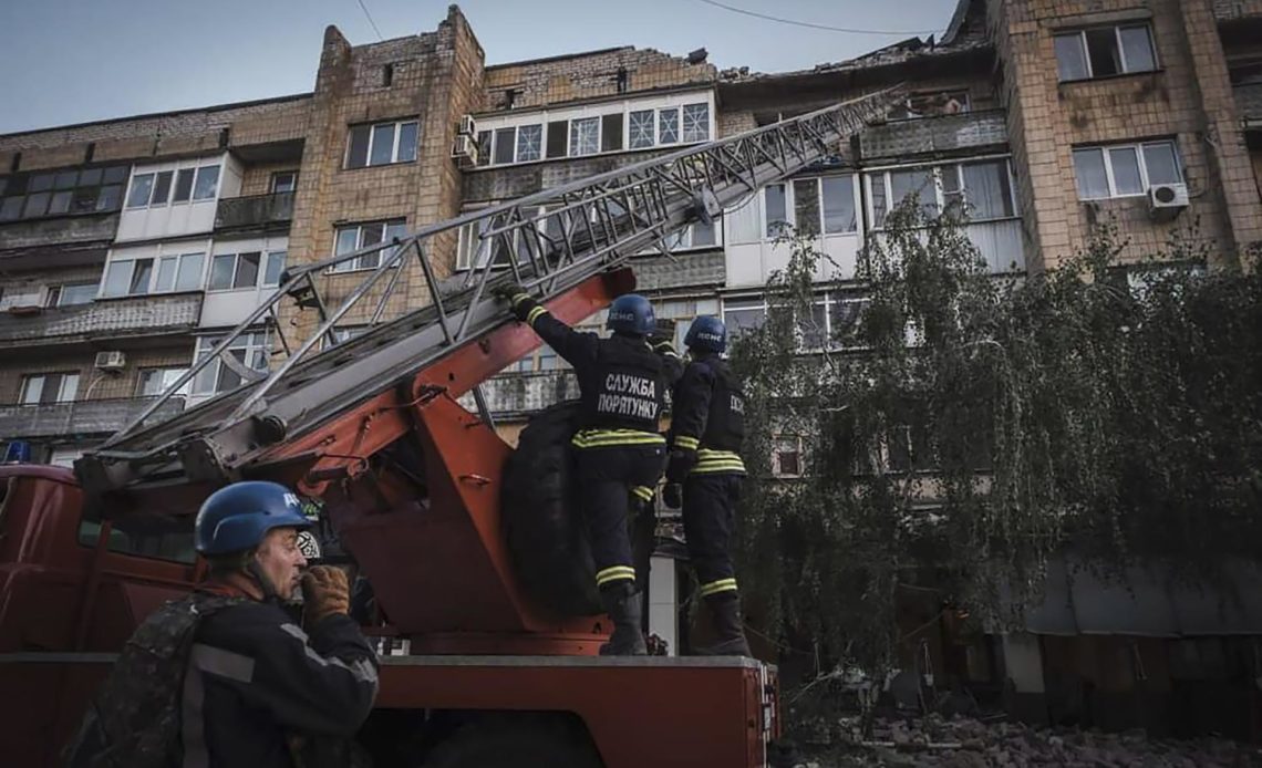 Cinco muertos tras ataque con misiles rusos contra edificio al este de Ucrania
