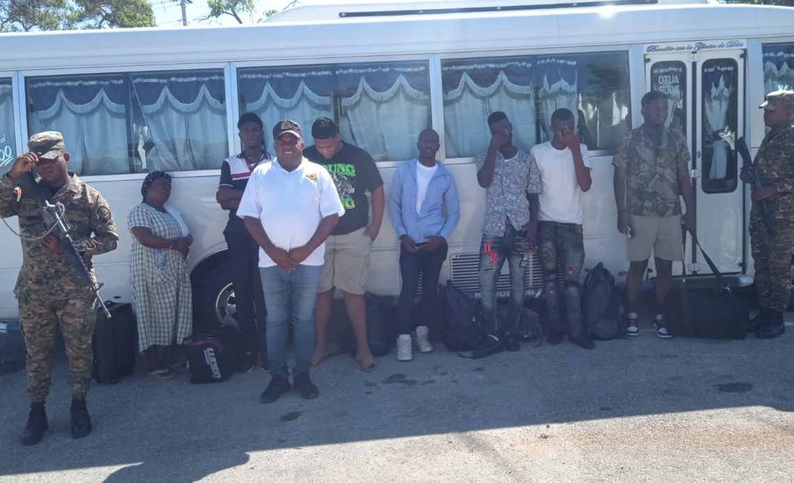Migración detiene a dominicano con 6 haitianos ilegales a bordo de un camión en la ciudad de Jimani