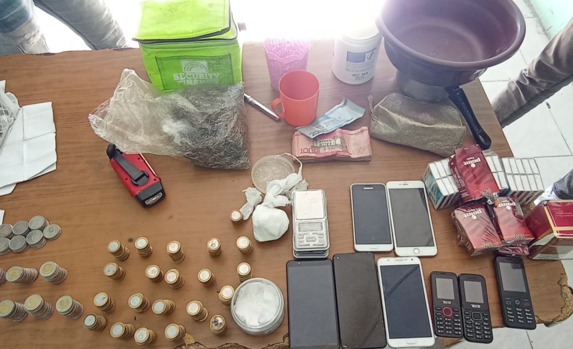 PN apresa dos hombres buscados por estafas en Barahona; ocupan drogas y efectivo