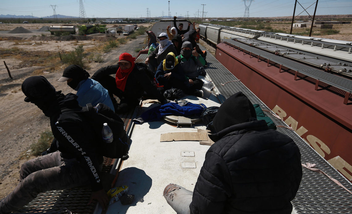 Migrantes desafían operativos en trenes de México para llegar a EE.UU.