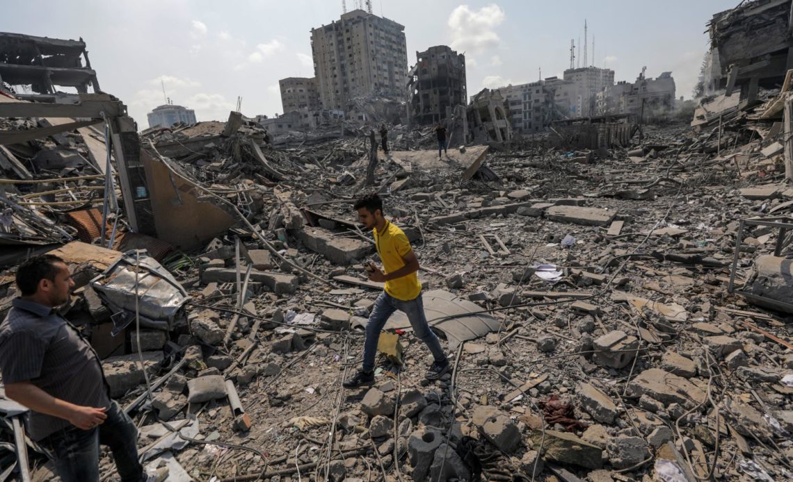 Suben a 900 los muertos en Franja de Gaza y las autoridades piden un pasillo humanitario