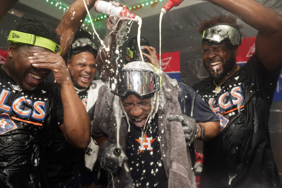 Los Astros de Houston celebran su pase a la serie de campeonato.