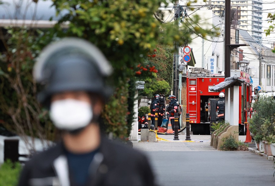 Hombre armado se atrinchera en oficina de correos de Japón tras abrir fuego en hospital