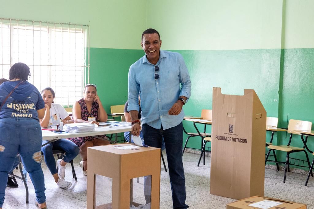 Senador Carlos Gómez ejerce su derecho al voto en las primarias del PRM