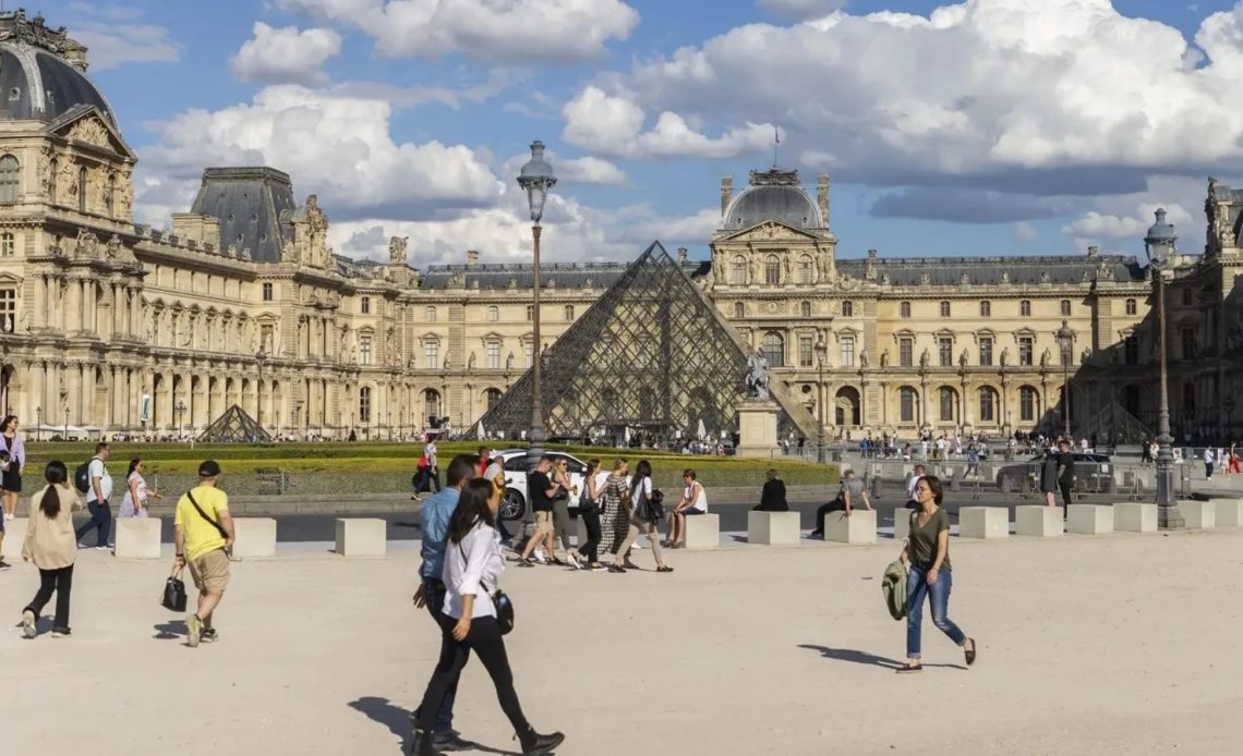 Evacúan Palacio de Versalles tras amenaza de bomba