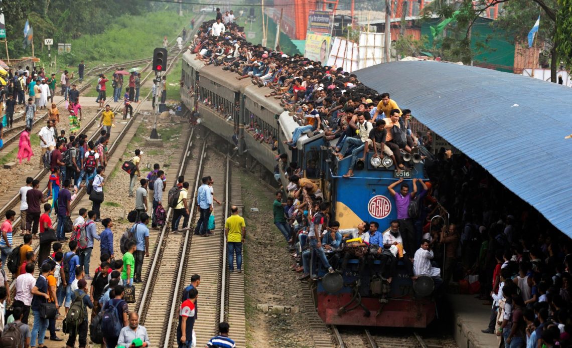 Suben a 17 los muertos en el accidente de tren de Bangladesh