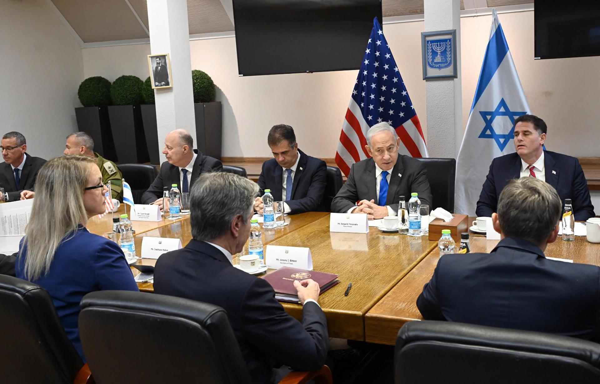 El primer ministro isarelí, Benjamin Netanyahu (d), y el secretario de Estado de EE.UU., Antony Blinken.