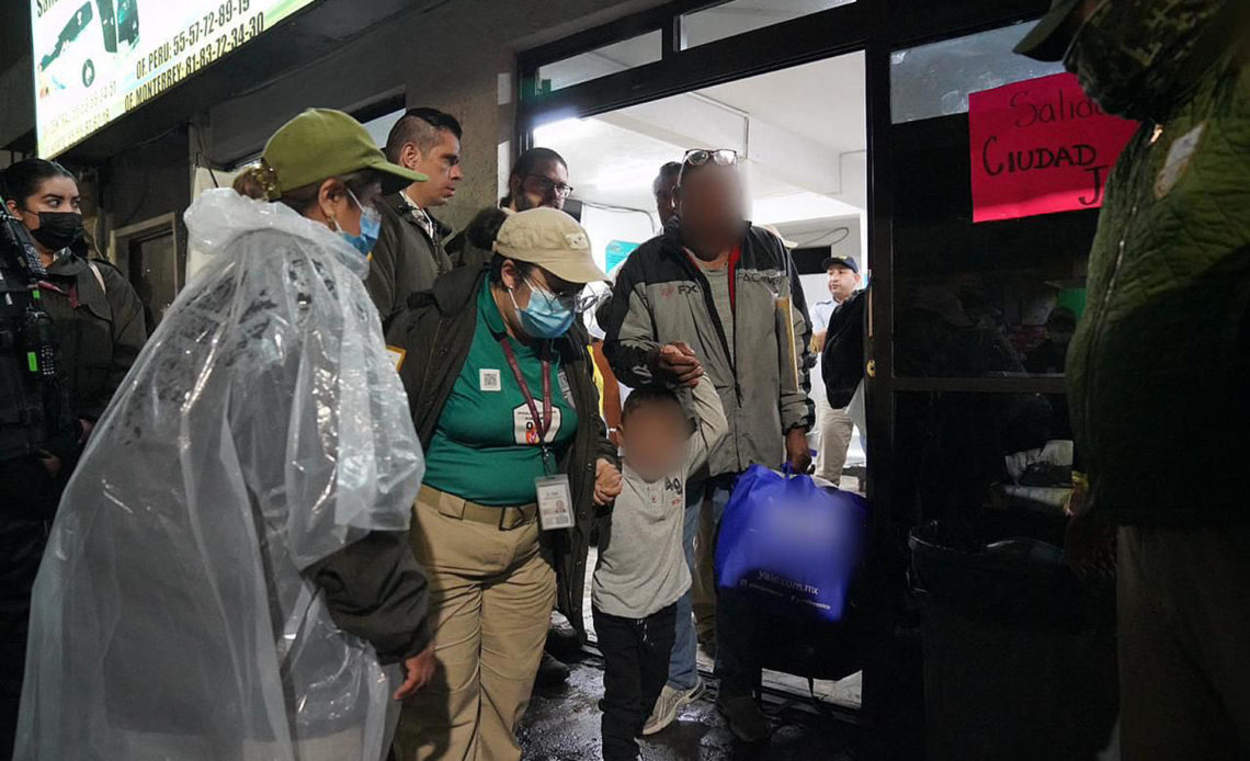 Autoridades retienen a 246 migrantes que estaban en la vía pública en Ciudad de México