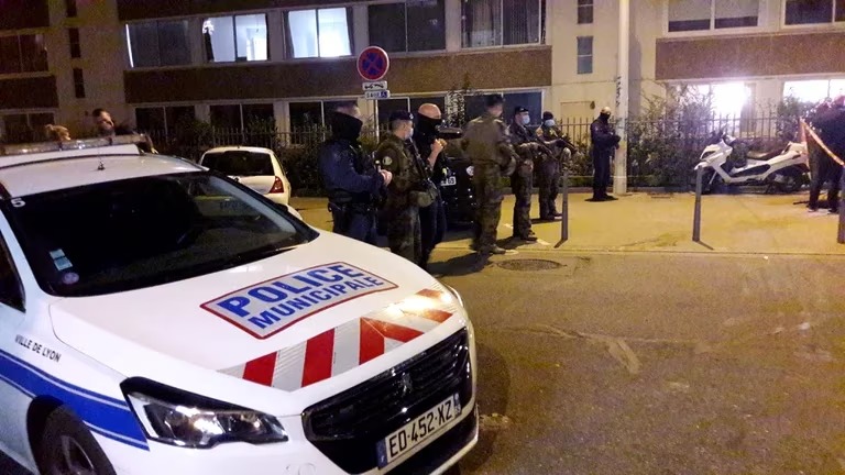 Una mujer judía fue apuñalada en su casa de Lyon, en Francia, y marcaron su puerta con una esvástica