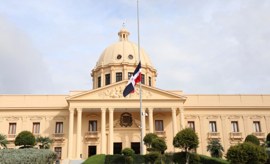Bandera ondea a media asta en el Palacio Nacional por víctimas del fenómeno atmosférico
