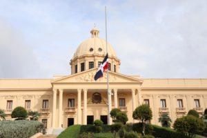 Bandera ondea a media asta en el Palacio Nacional por víctimas del fenómeno atmosférico 