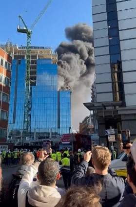 Video: Se incendia edificio de gran altura en Reading, Reino Unido