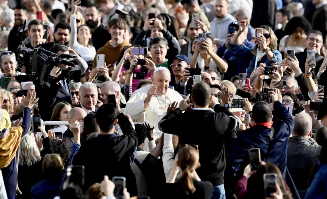 El papa lamenta que haya cristianos sin alegría, con “cara de bacalao”